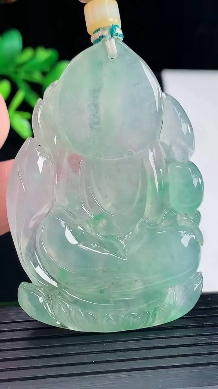天然A货翡翠大势至菩萨吊坠，尺寸59-41.5-8重量:41.40g
5月12日