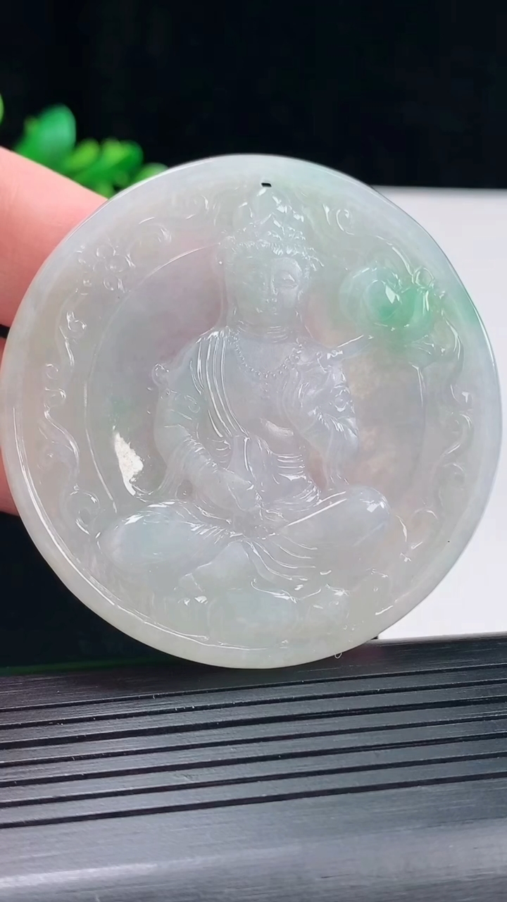 天然A货翡翠大势至菩萨吊坠，尺寸57-5.5重量:30.43g
5月12日