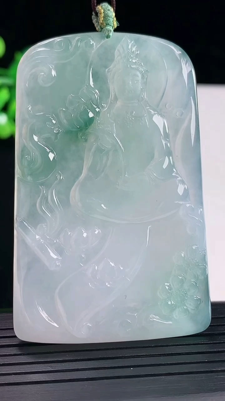 天然A货翡翠大势至菩萨吊坠，尺寸66-42.6-5重量:38.35g
5月12日