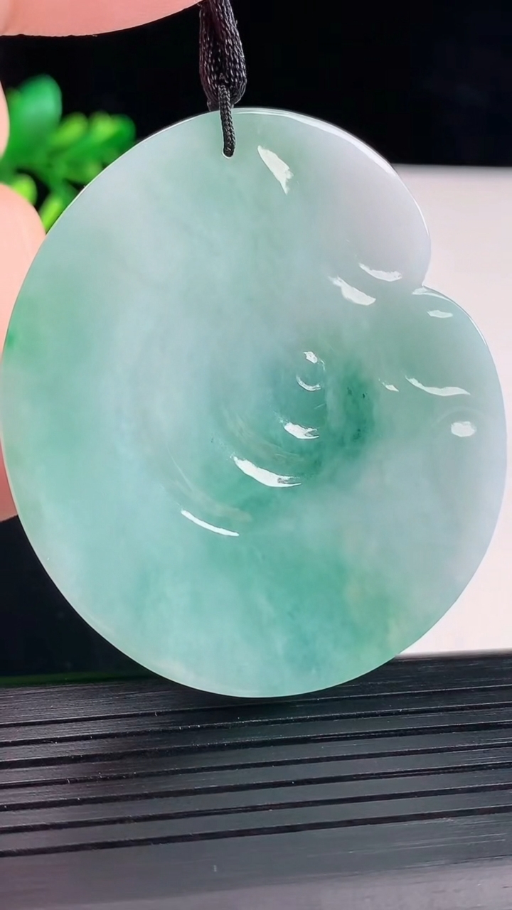 天然A货翡翠普贤菩萨吊坠，尺寸55.6-48.5-5.2重量:27.30g
5月12日