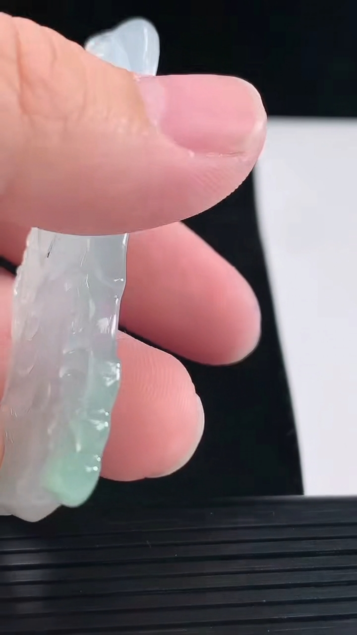 天然A货翡翠关公吊坠，尺寸67-26.5-5重量:18.71g
5月12日