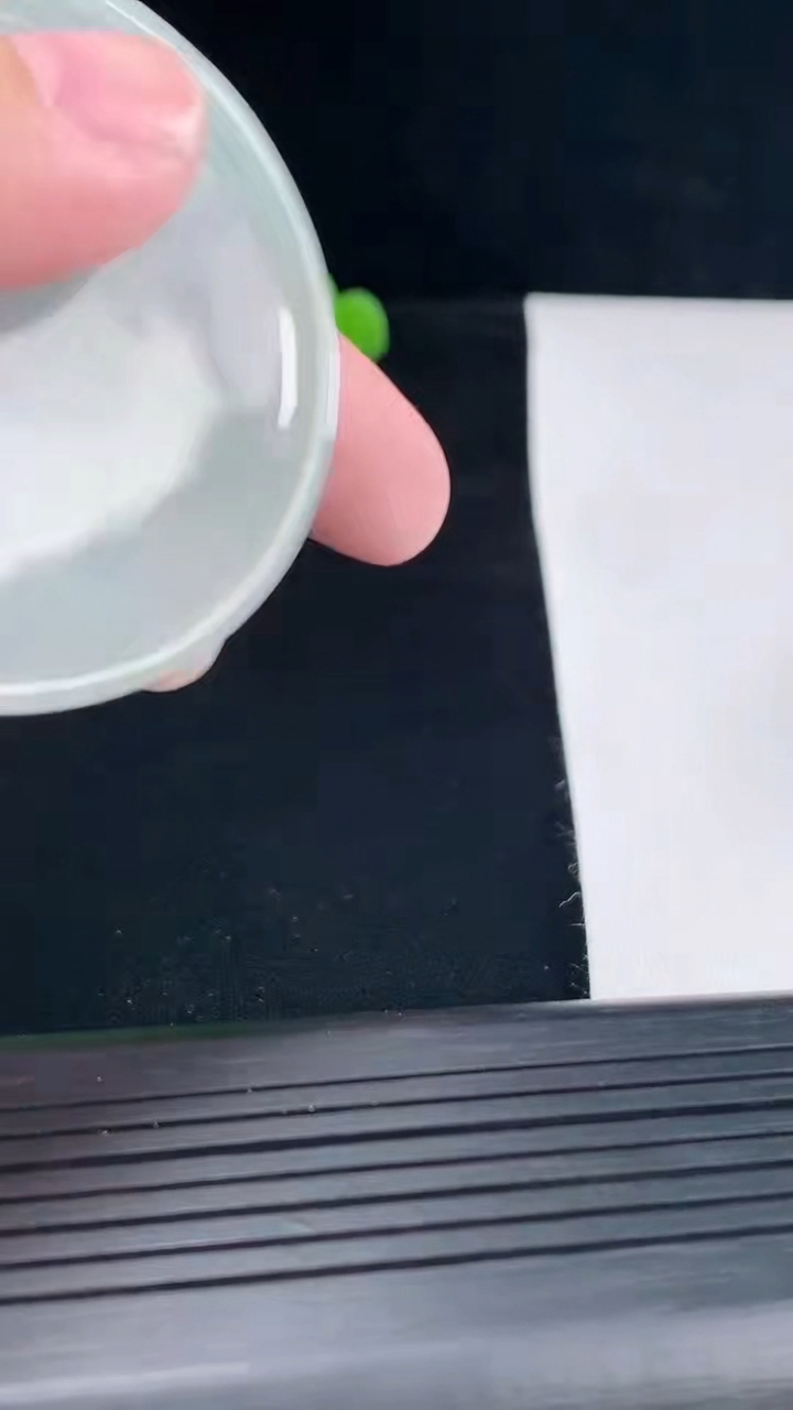 天然A货翡翠大势至菩萨吊坠，尺寸57-5.5重量:30.43g
5月12日