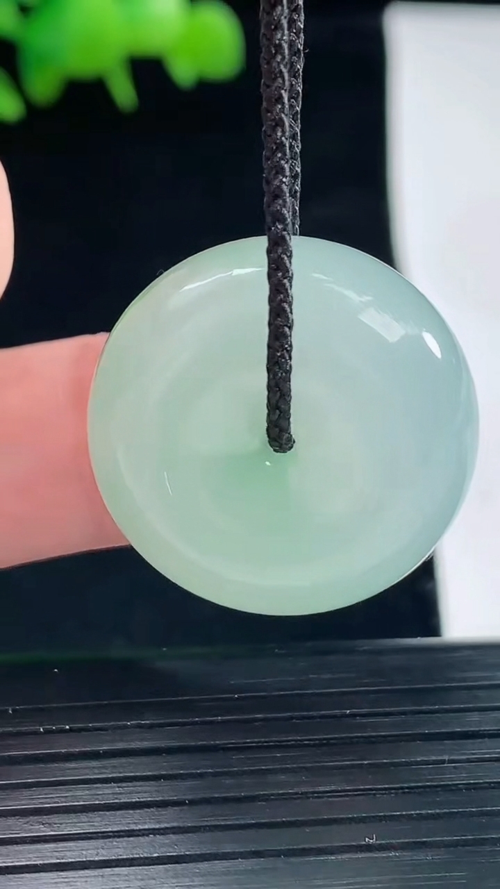 天然A货翡翠路路通吊坠，尺寸25-11重量:14.88g
5月12日
