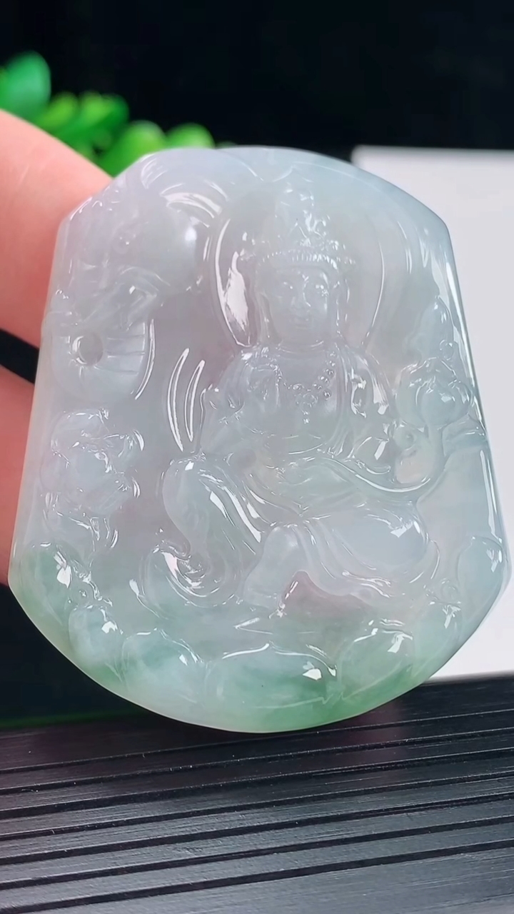 天然A货翡翠普贤菩萨吊坠，尺寸55-45-5.8重量:28.39g
5月12日