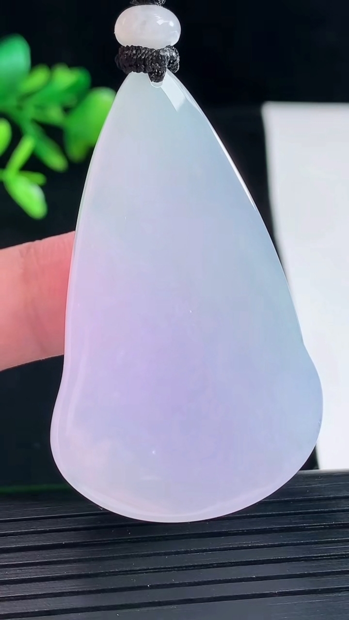 天然A货翡翠春带彩 紫罗兰素衣观音吊坠，尺寸53-34-10.6重量:38.03g
5月12日