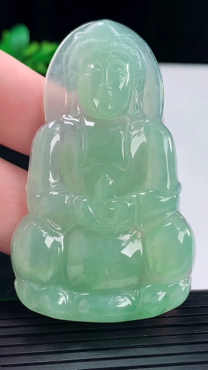 天然A货翡翠正装观音吊坠，尺寸65-39-5.2重量:24.23g
5月12日