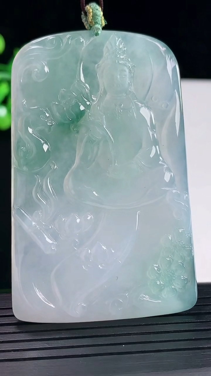 天然A货翡翠大势至菩萨吊坠，尺寸66-42.6-5重量:38.35g
5月12日