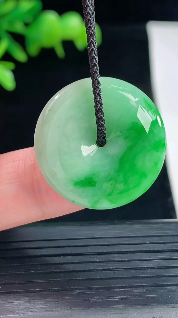 天然A货翡翠平安扣吊坠，尺寸24.6-6重量:7.19g
5月12日