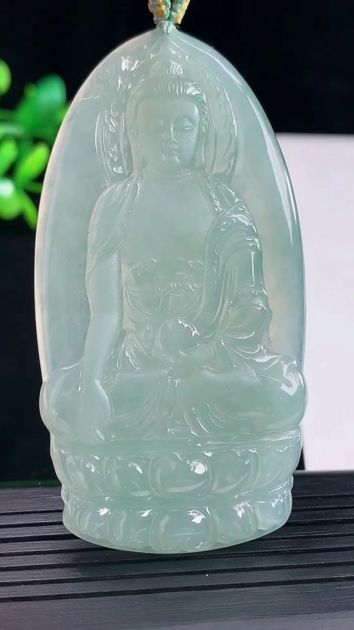天然A货翡翠观音菩萨吊坠，尺寸71-36.5-4.2重量:26.75g
5月12日