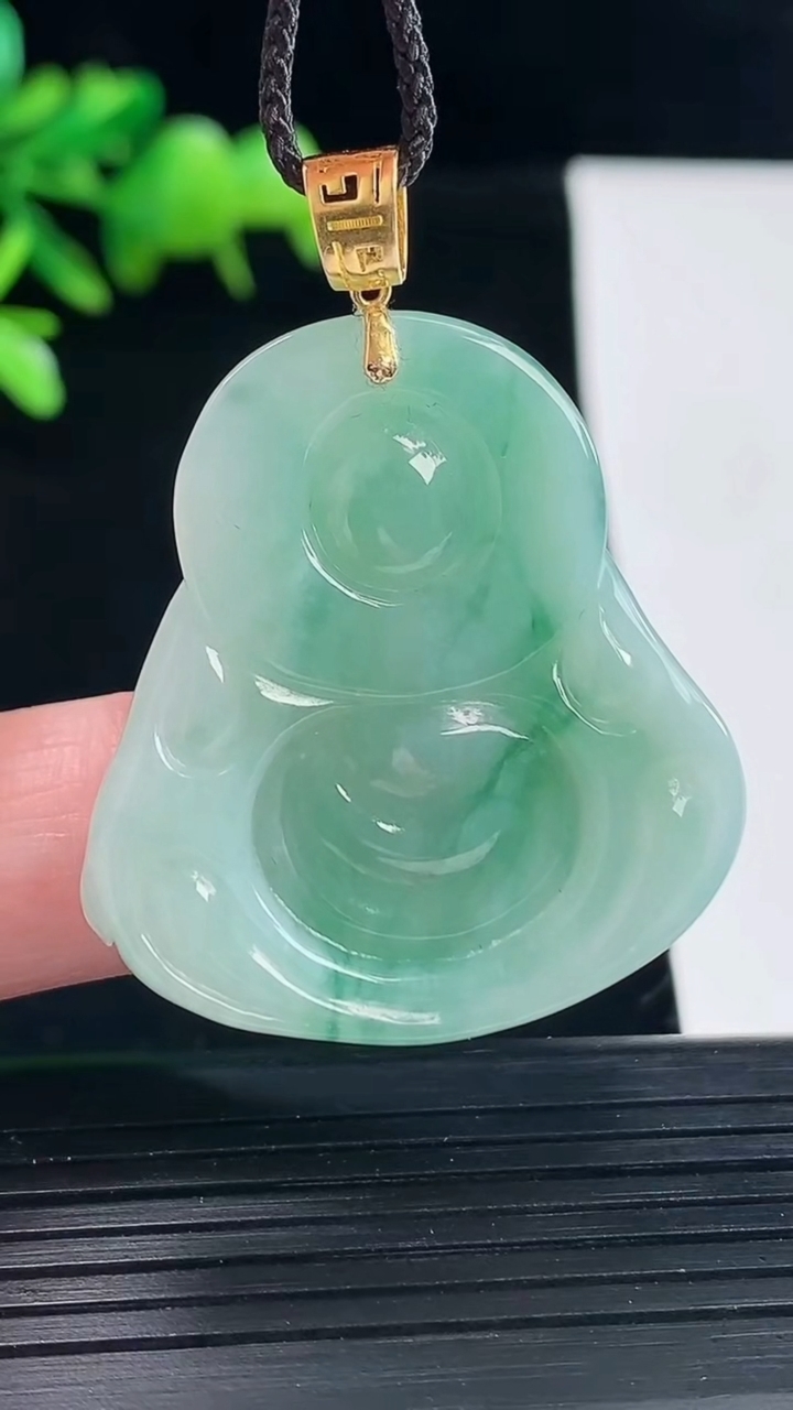 天然A货翡翠18k金飘花财神爷吊坠，尺寸35.6-33.5-6重量:12.15g
5月12日