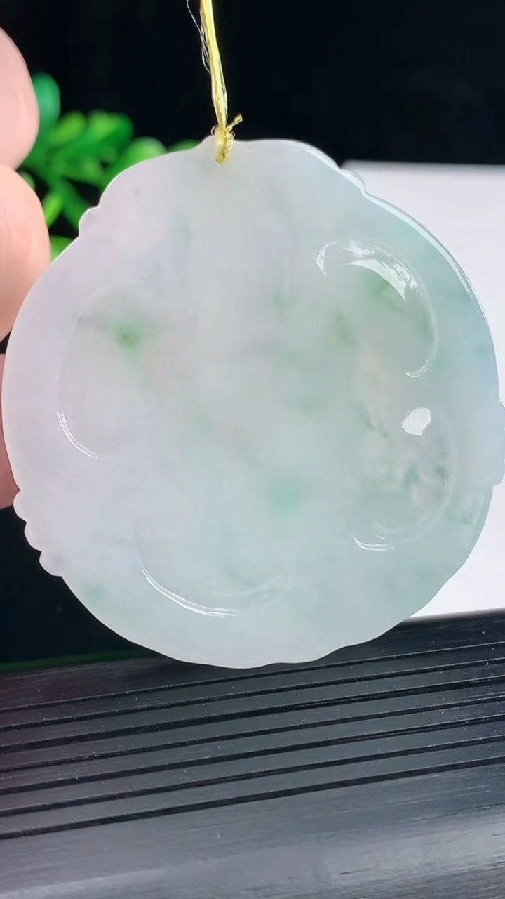 天然A货翡翠虚空藏菩萨吊坠，尺寸54-5.8重量:29.61g
5月12日
