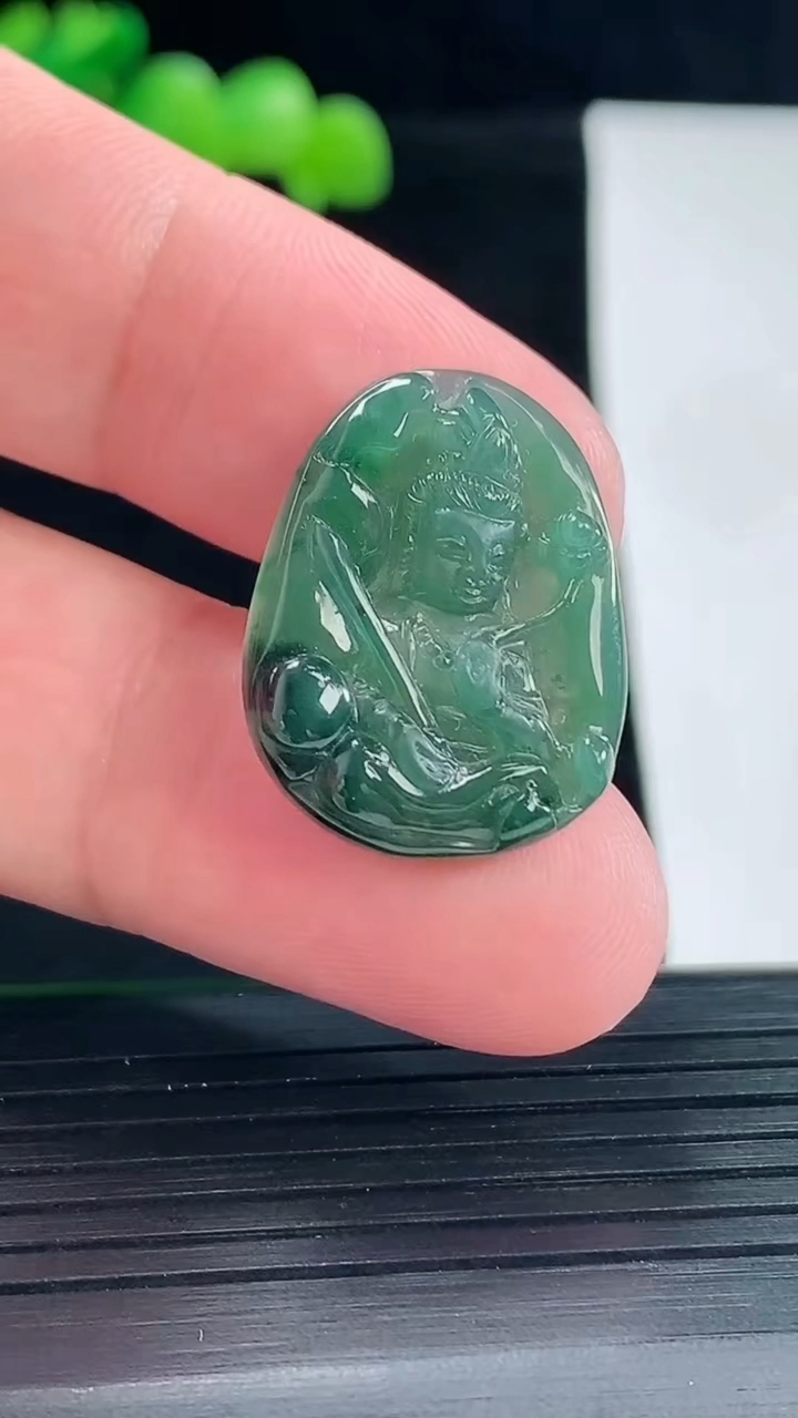 天然A货翡翠虚空藏菩萨吊坠，尺寸24-18-4.6重量:3.65g
5月12日