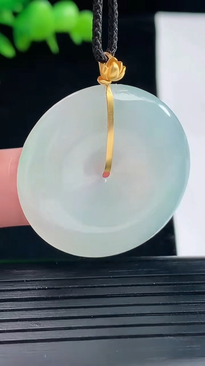 天然A货翡翠平安扣吊坠，尺寸33-5重量:11.22g
5月12日