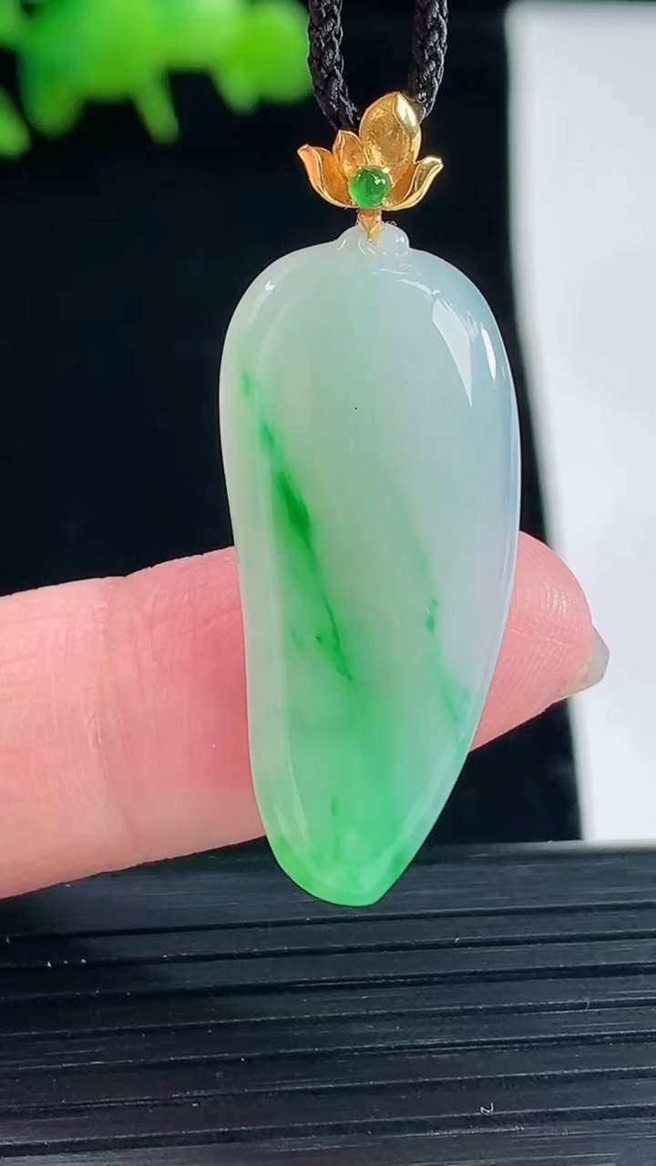 天然A货翡翠福瓜吊坠，尺寸30-14-3.2重量:3.06g
5月12日