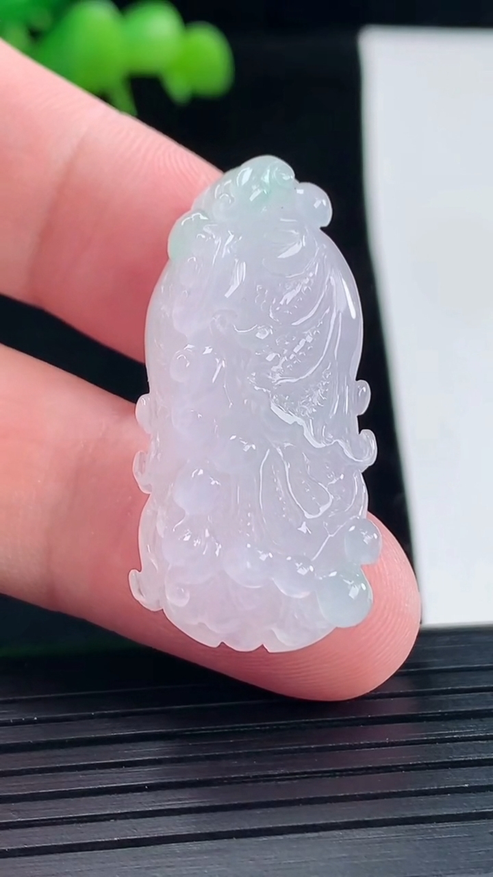 天然A货翡翠白菜吊坠，尺寸37-18-9.6重量:10.58g
5月12日
