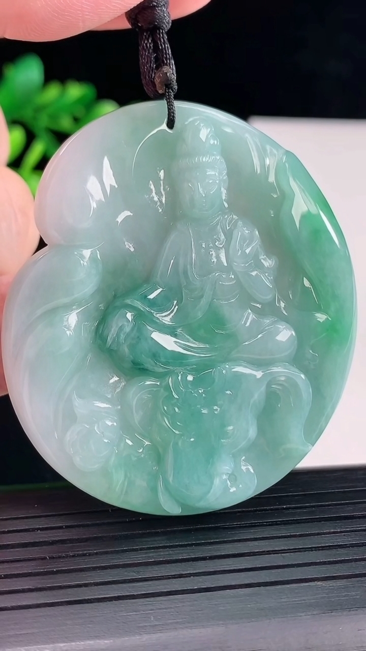 天然A货翡翠普贤菩萨吊坠，尺寸55.6-48.5-5.2重量:27.30g
5月12日