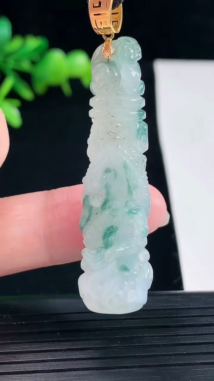 天然A货翡翠18k金飘花龙柱吊坠，尺寸49-14-9.5重量:10.76g
5月12日