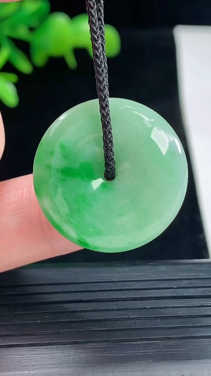 天然A货翡翠平安扣吊坠，尺寸24.6-6重量:7.19g
5月12日