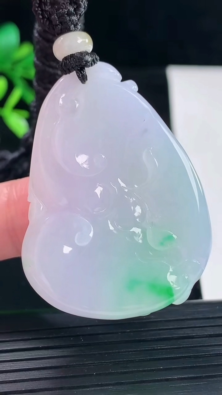 天然A货翡翠春带彩 紫罗兰如意吊坠，尺寸42-34-12重量:35.53g
5月12日