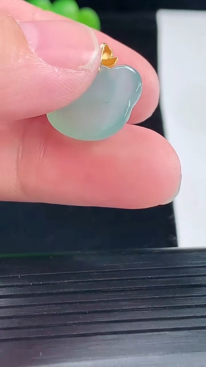 天然A货翡翠如意吊坠，尺寸13.6-16.6-7.2重量:2.85g
5月12日