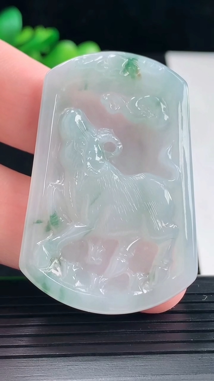 天然A货翡翠飘花生肖牛吊坠，尺寸50-33-5重量:16.38g
5月12日