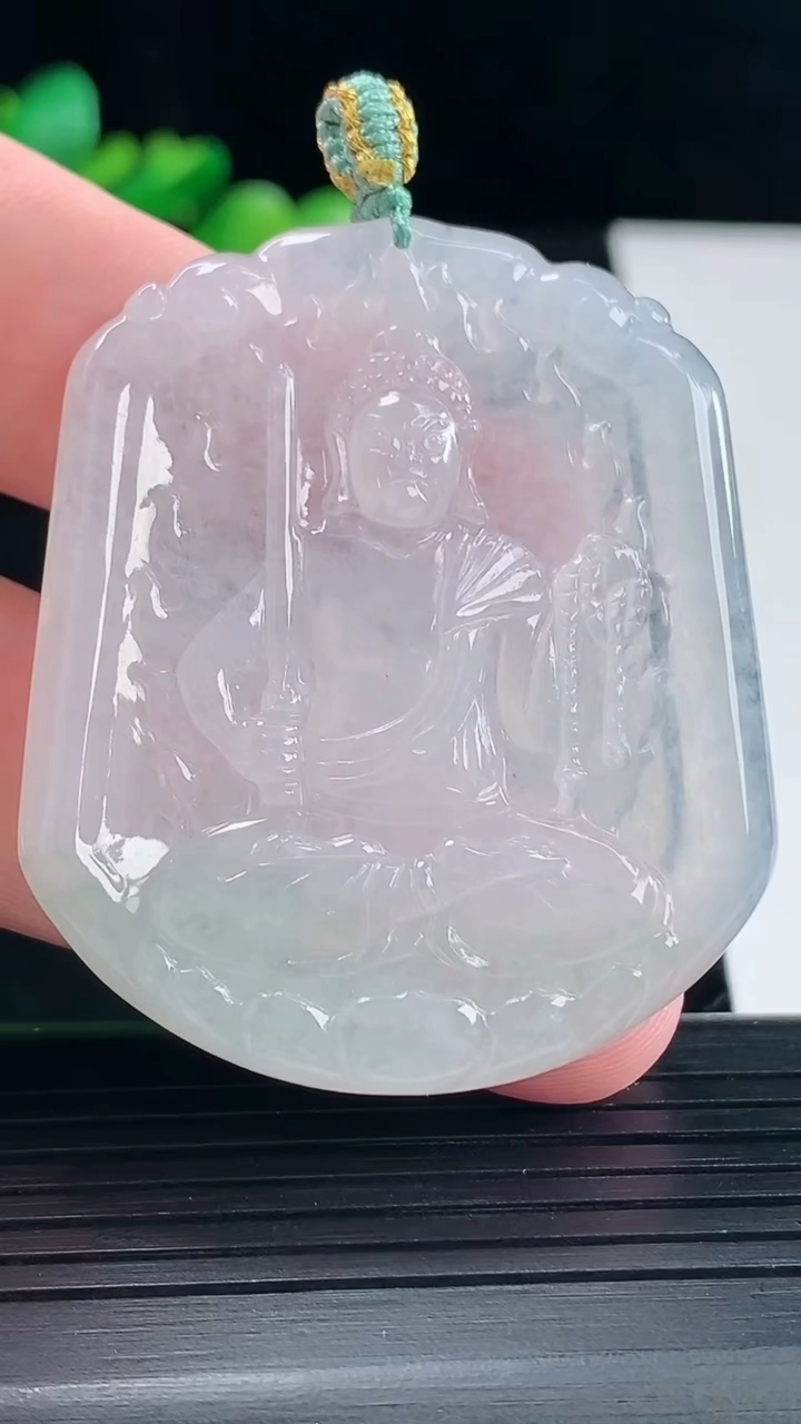 天然A货翡翠不动明王吊坠，尺寸48-41-4.2重量:18.68g
5月12日