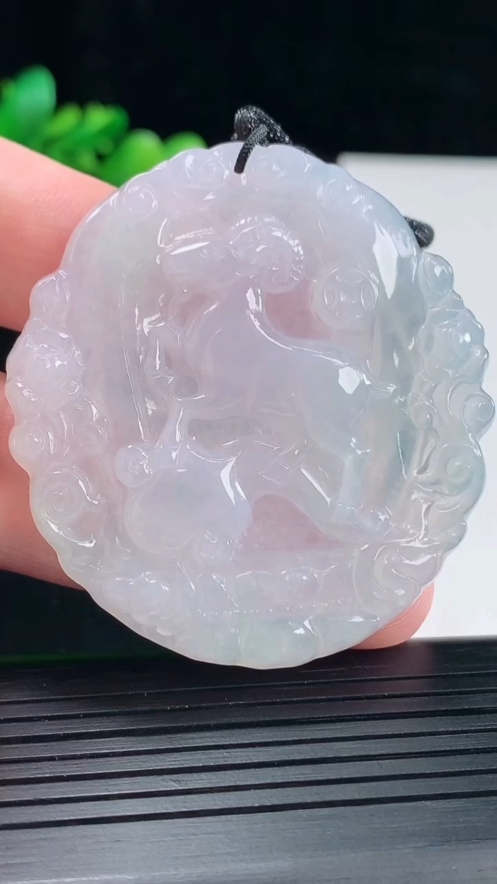 天然A货翡翠生肖羊吊坠，尺寸52-49-6重量:25.71g
5月12日
