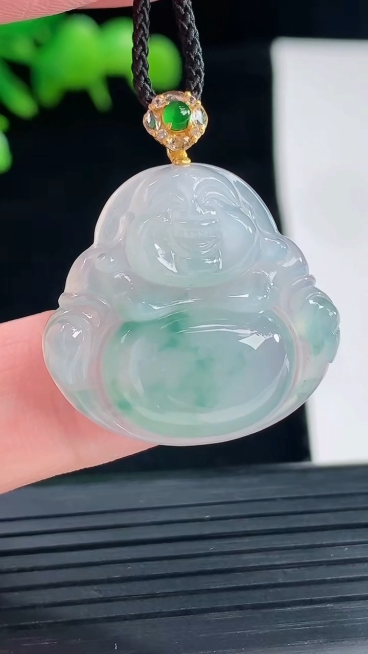 天然A货翡翠种飘花佛公吊坠，尺寸24-26.5-5.6重量:5.87g
5月12日