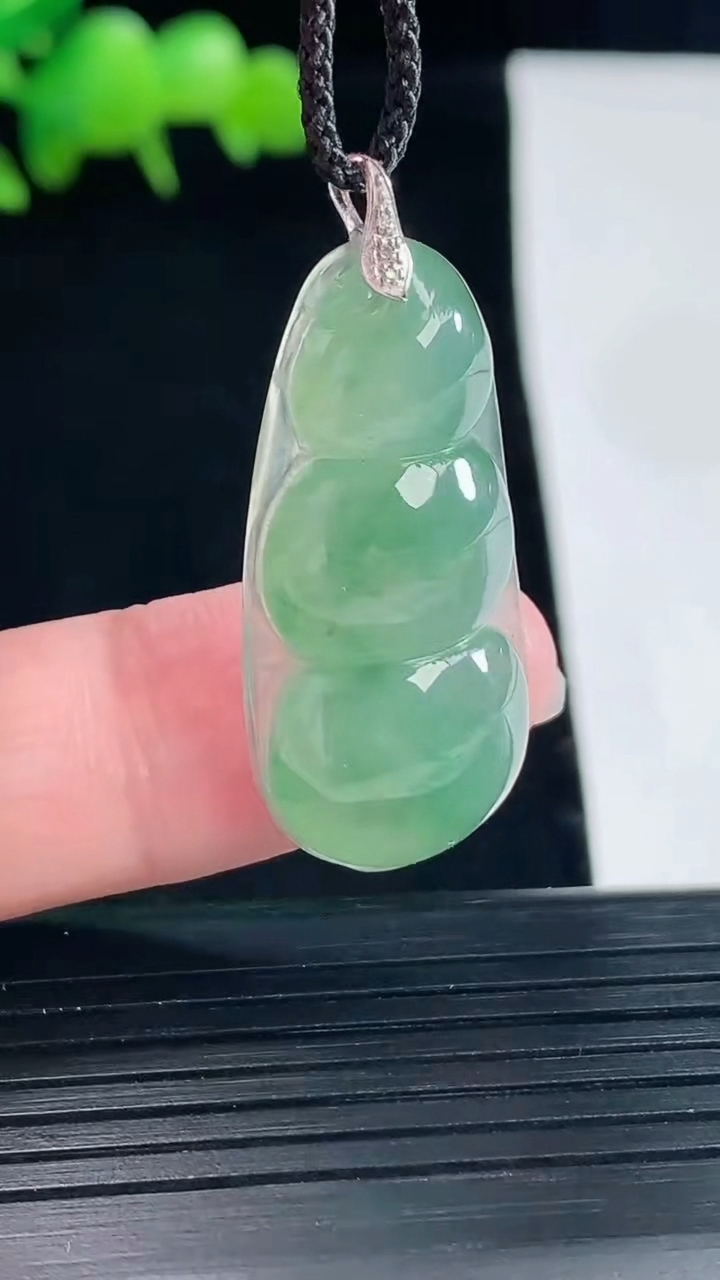 天然A货翡翠福豆吊坠，尺寸31-15.8-6重量:5.02g
5月12日