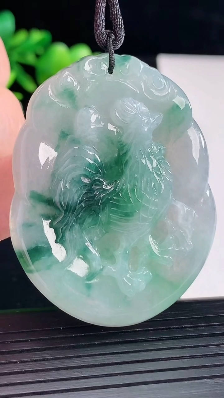 天然A货翡翠飘花生肖鸡吊坠，尺寸53-41-6重量:22.01g
5月12日