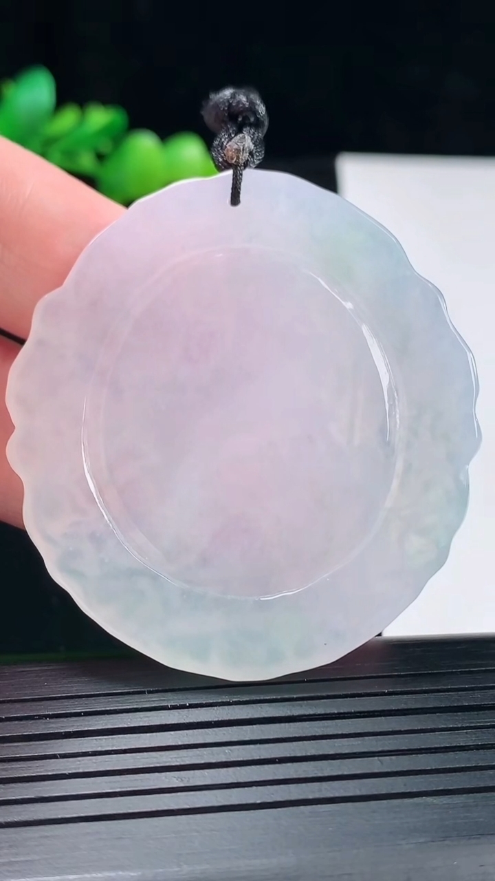 天然A货翡翠生肖羊吊坠，尺寸52-49-6重量:25.71g
5月12日