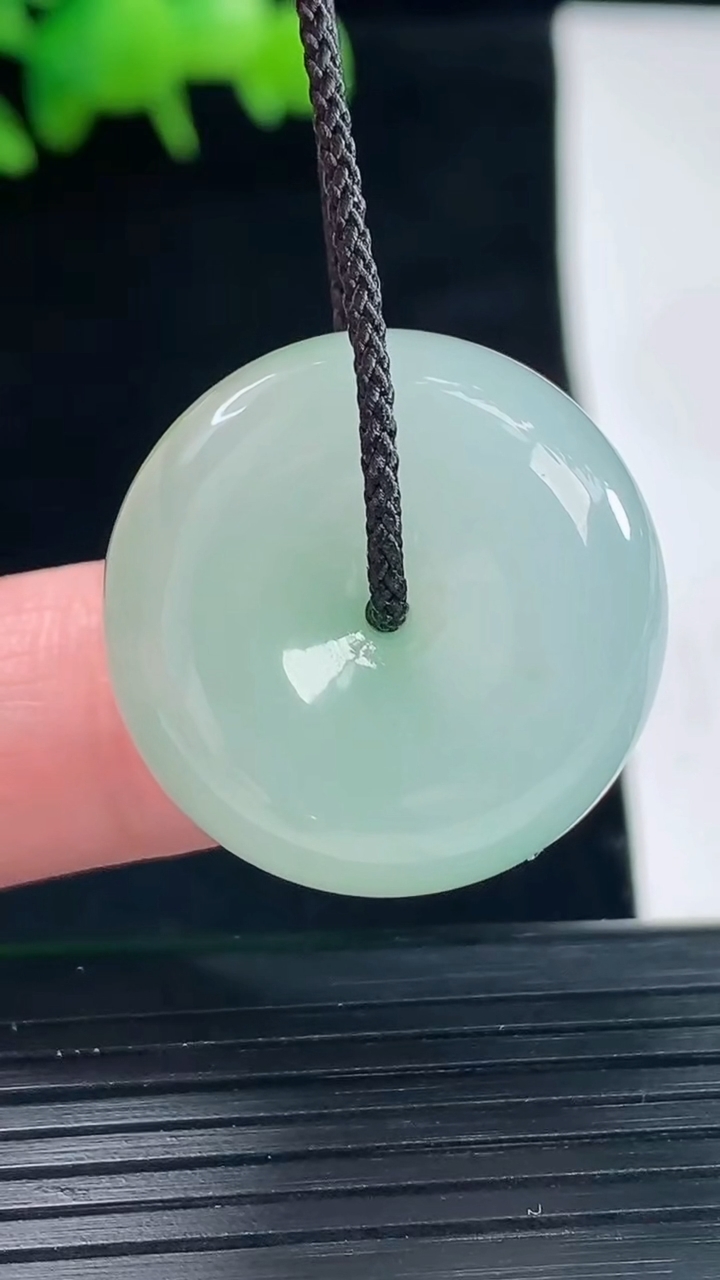 天然A货翡翠路路通吊坠，尺寸25-11重量:14.88g
5月12日