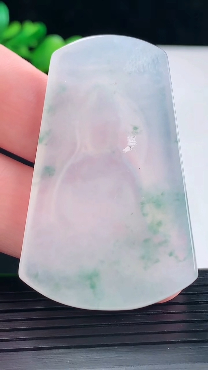 天然A货翡翠冰种飘花观音菩萨吊坠，尺寸54-33-5.5重量:22.07g
5月12日