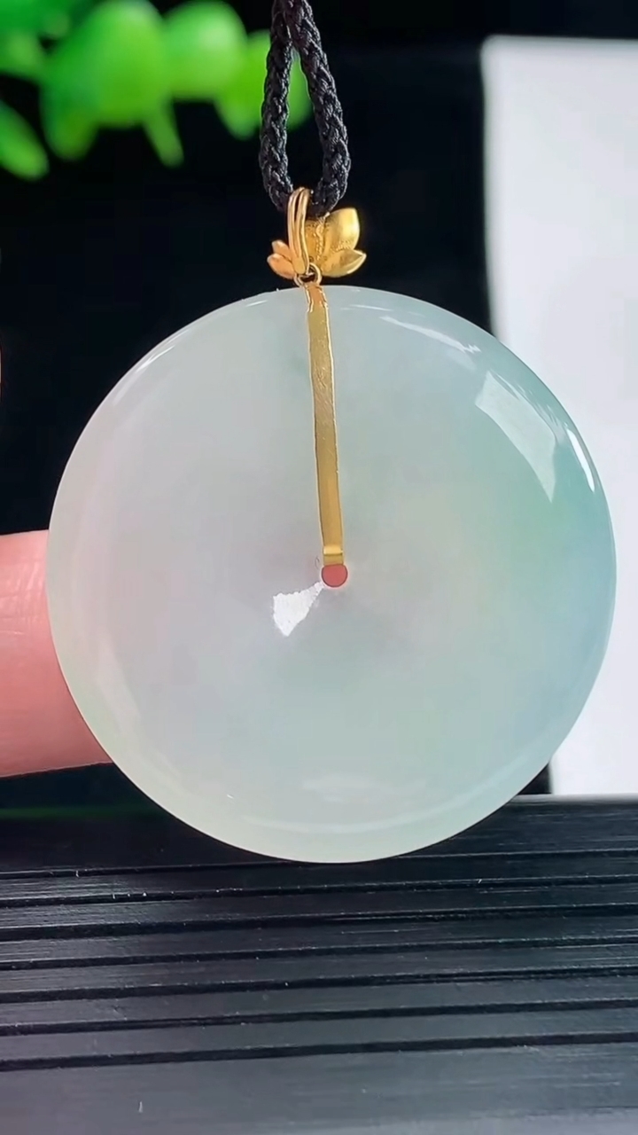 天然A货翡翠平安扣吊坠，尺寸33-5重量:11.22g
5月12日