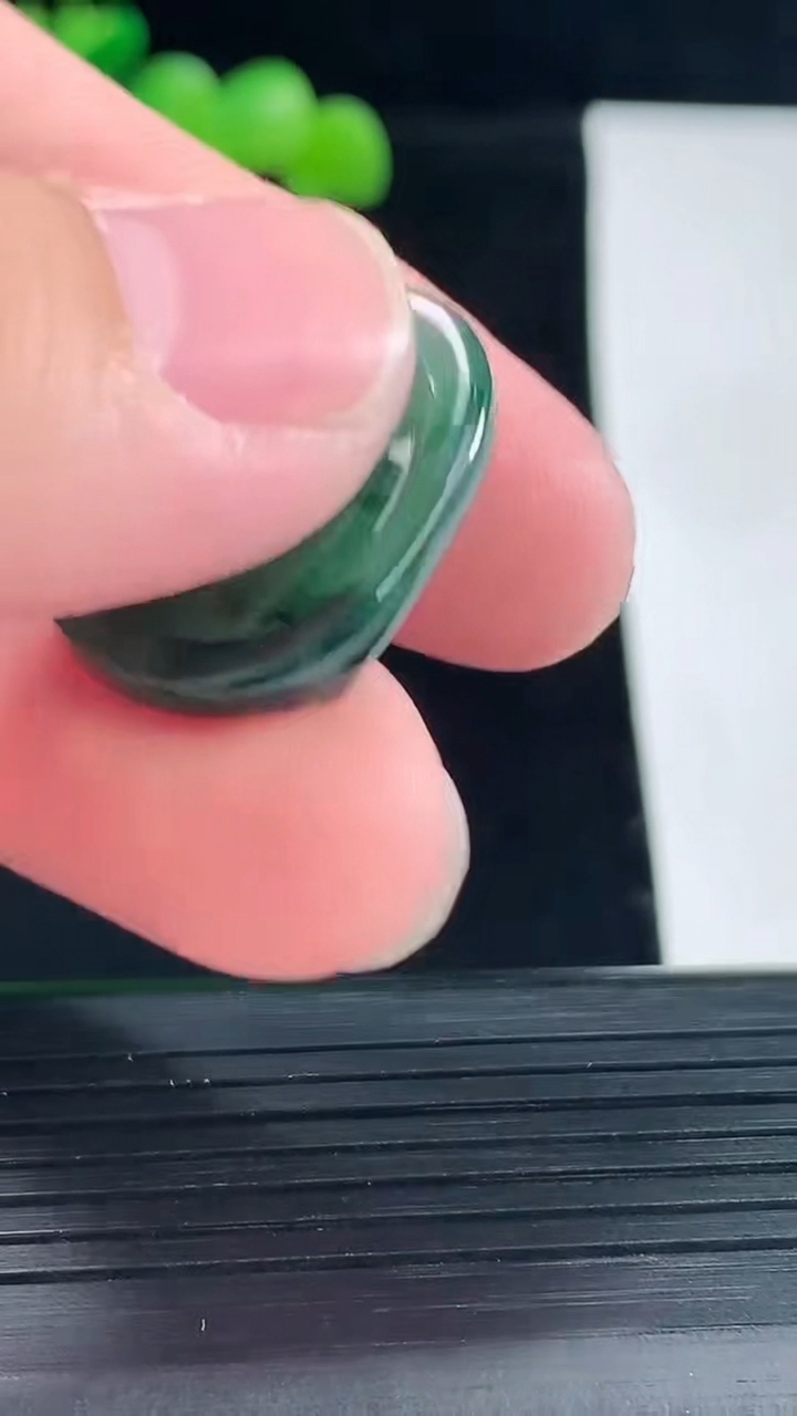 天然A货翡翠虚空藏菩萨吊坠，尺寸24-18-4.6重量:3.65g
5月12日