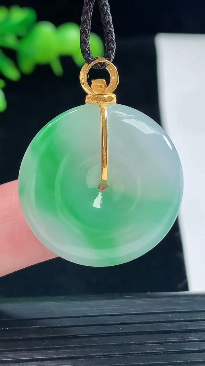 天然A货翡翠平安扣吊坠，尺寸27-5.2重量:8.34g
5月12日