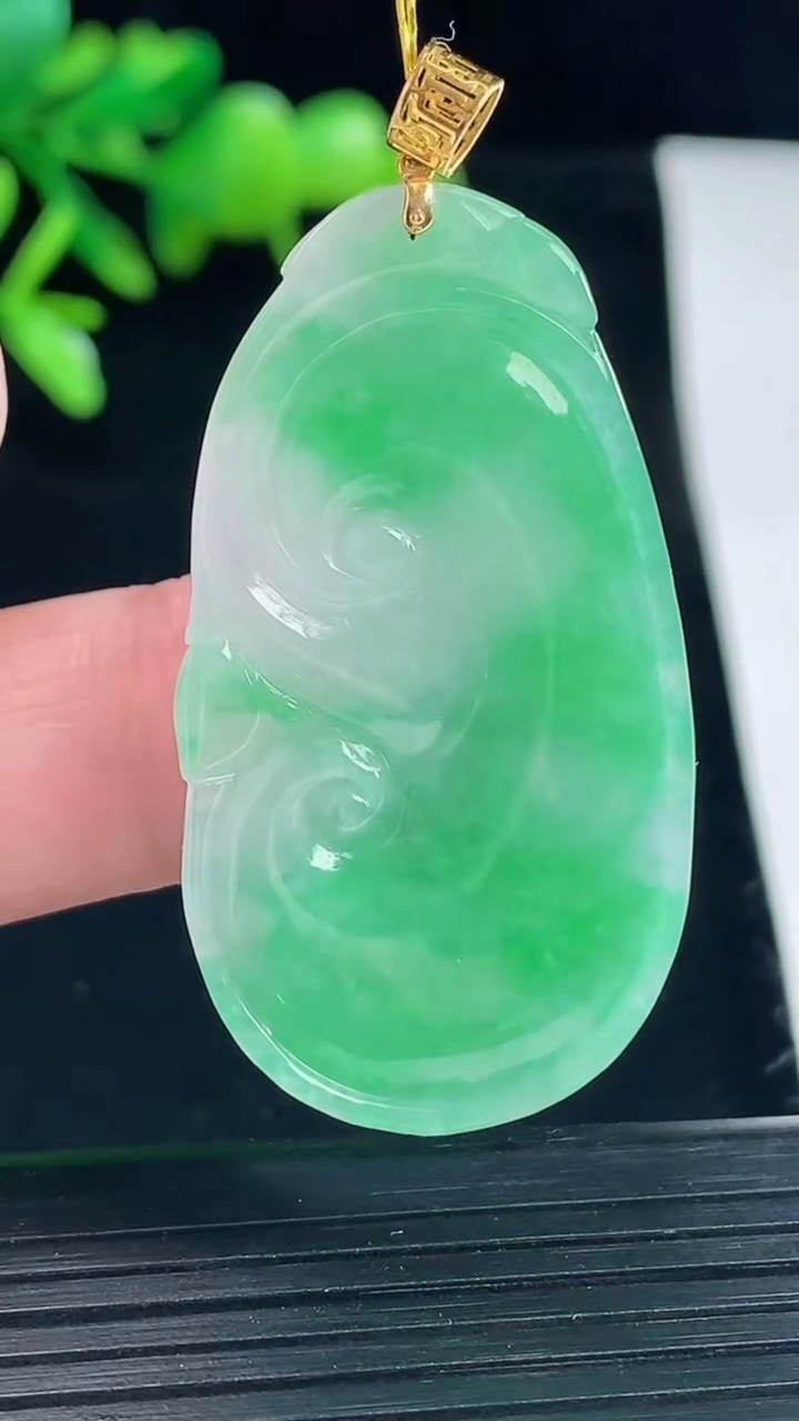天然A货翡翠如意吊坠，尺寸40-23-5.8重量:10.59g
5月12日