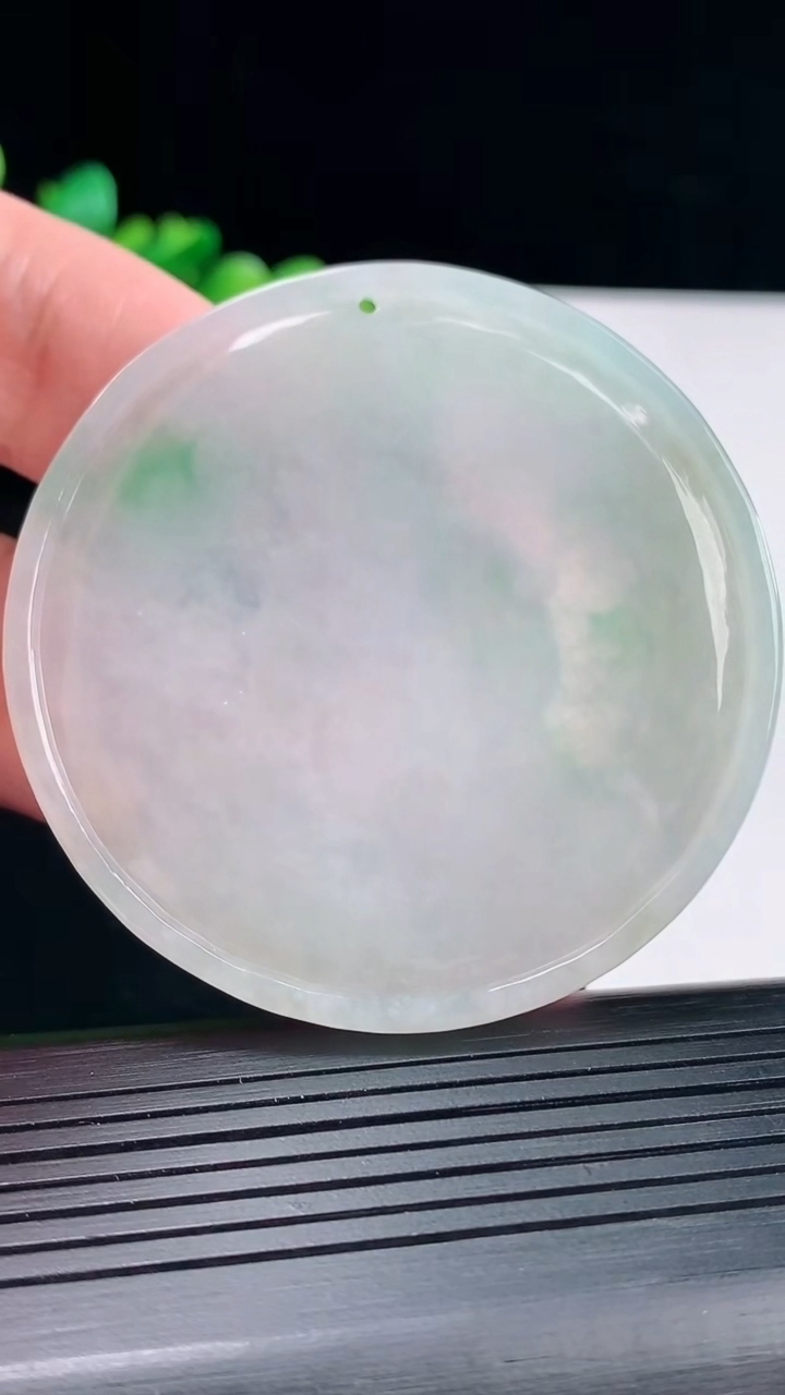 天然A货翡翠大势至菩萨吊坠，尺寸57-5.5重量:30.43g
5月12日