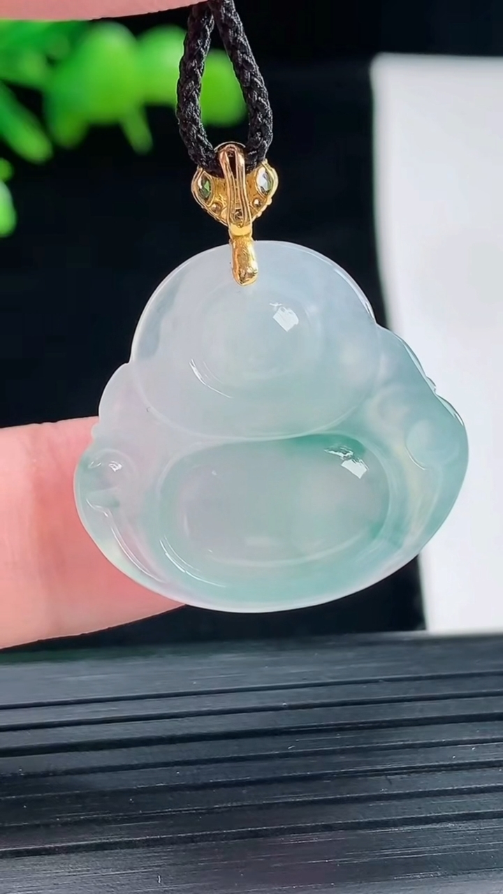 天然A货翡翠种飘花佛公吊坠，尺寸24-26.5-5.6重量:5.87g
5月12日
