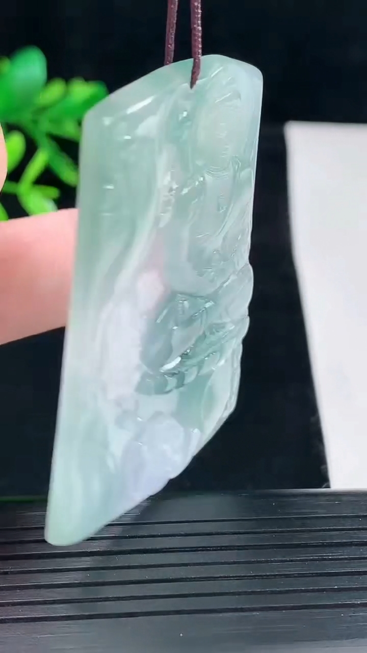 天然A货翡翠冰种飘花大日如来佛吊坠，尺寸54-40-4重量:18.67g
5月12日