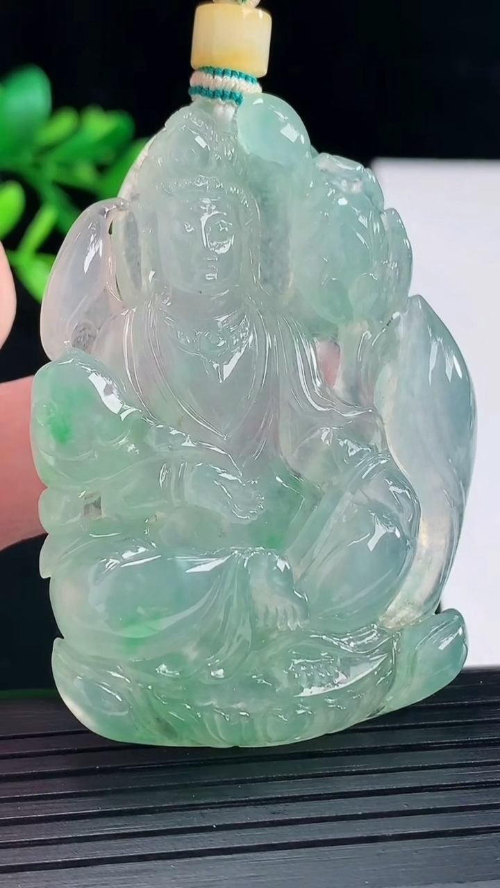 天然A货翡翠大势至菩萨吊坠，尺寸59-41.5-8重量:41.40g
5月12日