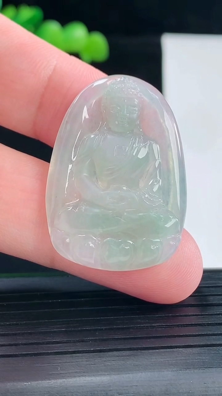 天然A货翡翠大日如来佛吊坠，尺寸35-25-4.5重量:6.92g
5月12日