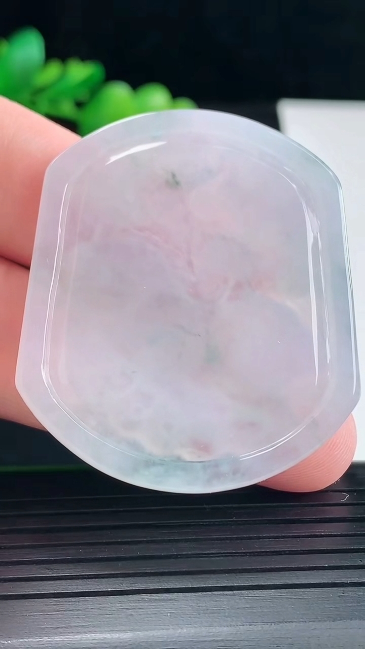 天然A货翡翠飘花生肖猪吊坠，尺寸46.8-40.5-4.6重量:18.04g
5月12日