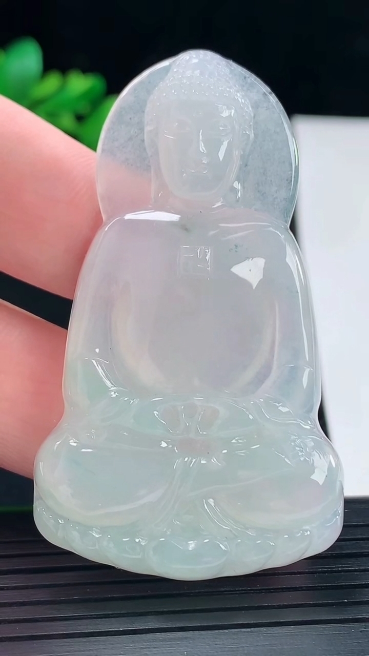 天然A货翡翠大日如来佛吊坠，尺寸61-35-5.8重量:21.35g
5月12日