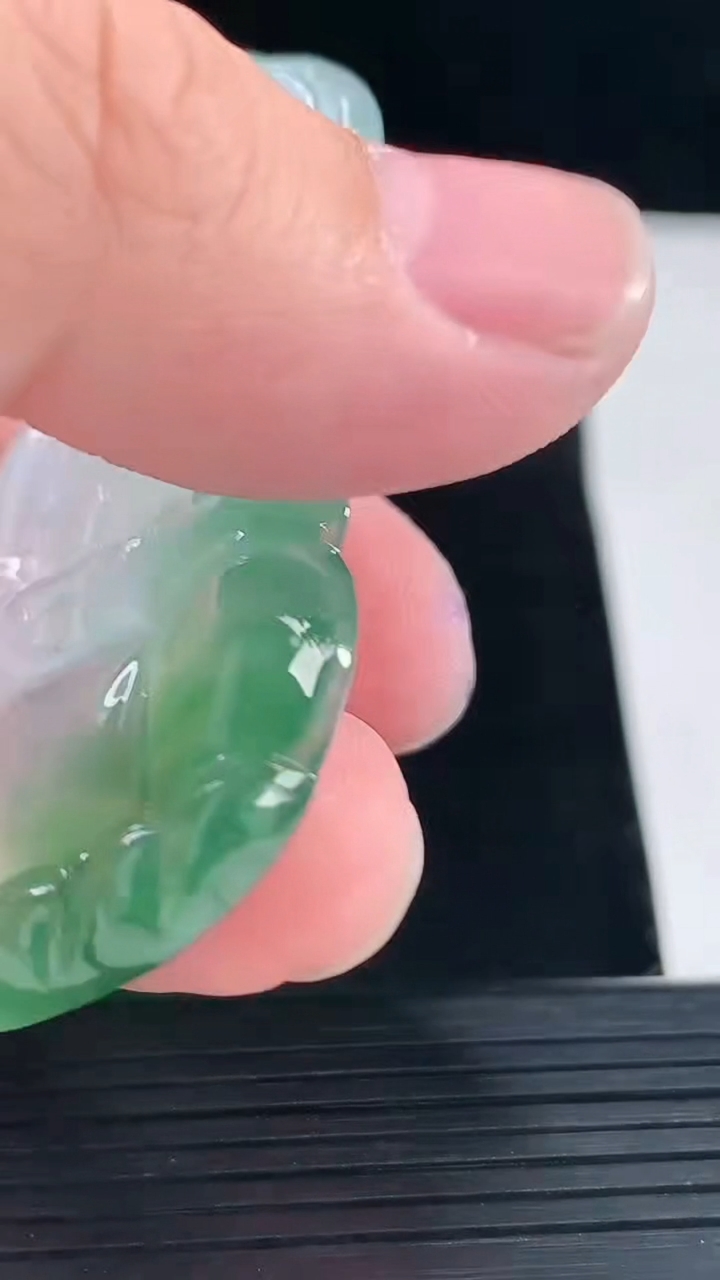 天然A货翡翠正装观音吊坠，尺寸61-37.6-5.2重量:25.29g
5月12日