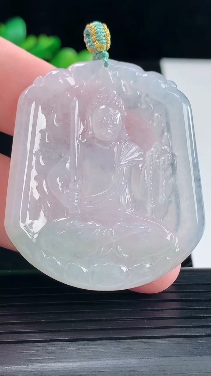 天然A货翡翠不动明王吊坠，尺寸48-41-4.2重量:18.68g
5月12日