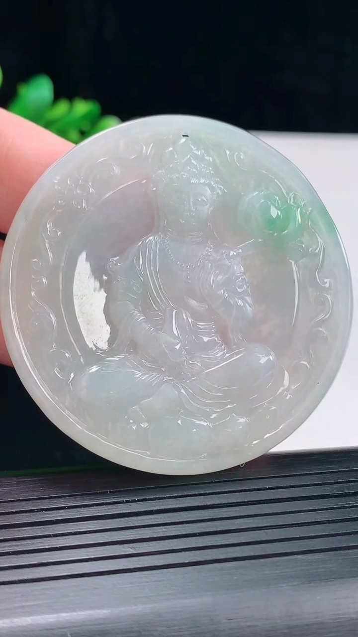 天然A货翡翠大势至菩萨吊坠，尺寸57-5.5重量:30.43g
5月12日