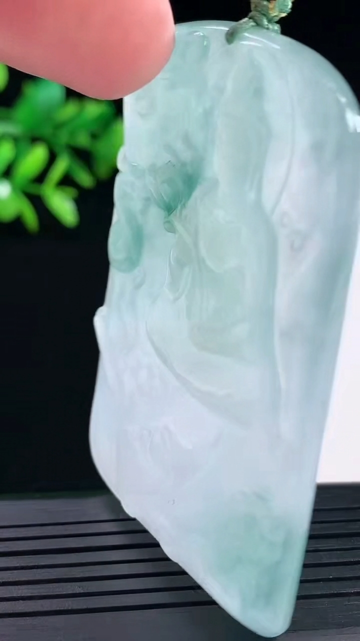 天然A货翡翠大势至菩萨吊坠，尺寸66-42.6-5重量:38.35g
5月12日