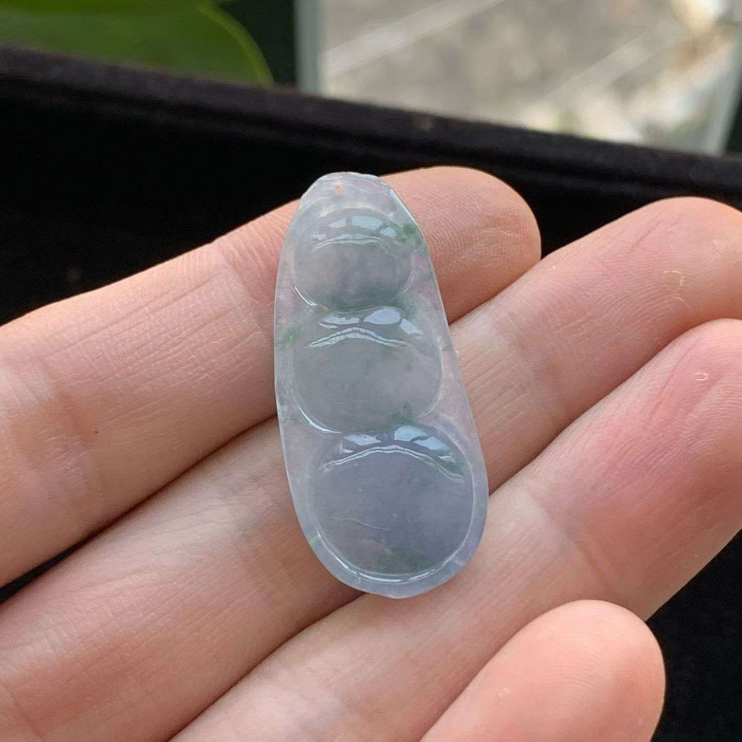 A货天然翡翠冰糯种飘花紫罗兰福豆吊坠重量5.64g
5月12日
