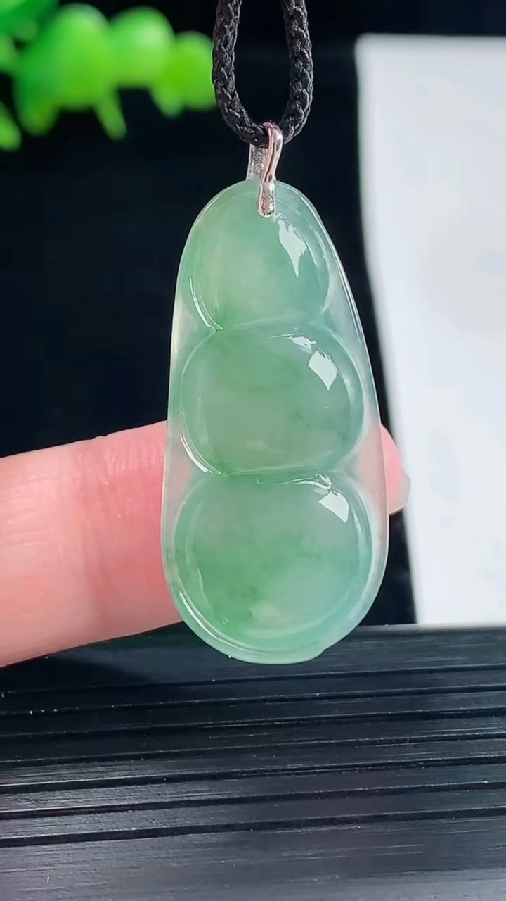 天然A货翡翠福豆吊坠，尺寸31-15.8-6重量:5.02g
5月12日